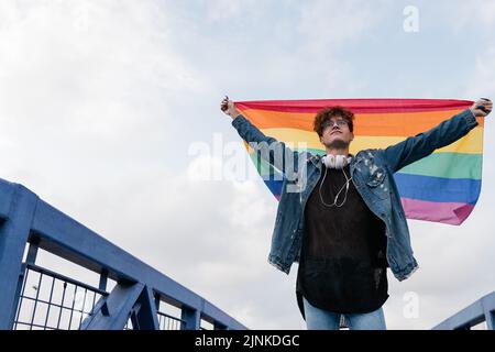 Junger Mann, Identität, homosexuell, Regenbogenfahne, lgbt, Mann, Mann, Männer, jung, Identitäten, homosexuelle, Homosexuelle, Regenbogenfahnen Stockfoto