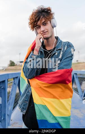 Junger Mann, Porträt, Regenbogenfahne, lgbt, Kerl, Mann, Männer, junge Menschen, Porträts, Regenbogenfahnen Stockfoto