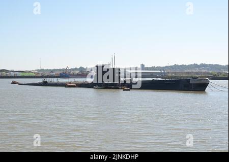 Ein russisches U-Boot aus dem Kalten Krieg, das in Strood auf dem Fluss Medway in kent vor Anker liegt. Stockfoto
