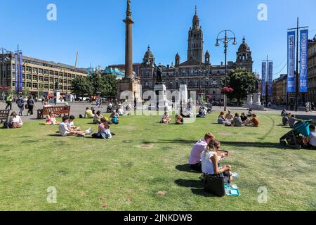 Glasgow, Großbritannien. 12. August 2022. Während die Temperaturen im Sommer 30c Arbeiter erreichen, fahren Touristen und Einheimische zum George Square, zu Bars und Restaurants im Freien, um die Sonne zu genießen und sich zu entspannen. Kredit: Findlay/Alamy Live Nachrichten Stockfoto