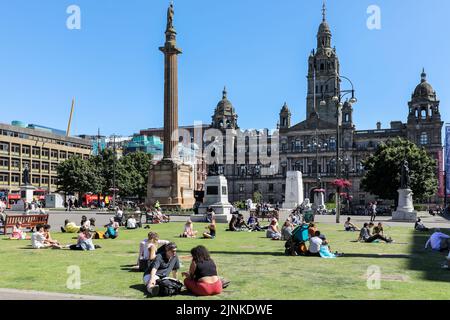 Glasgow, Großbritannien. 12. August 2022. Während die Temperaturen im Sommer 30c Arbeiter erreichen, fahren Touristen und Einheimische zum George Square, zu Bars und Restaurants im Freien, um die Sonne zu genießen und sich zu entspannen. Kredit: Findlay/Alamy Live Nachrichten Stockfoto