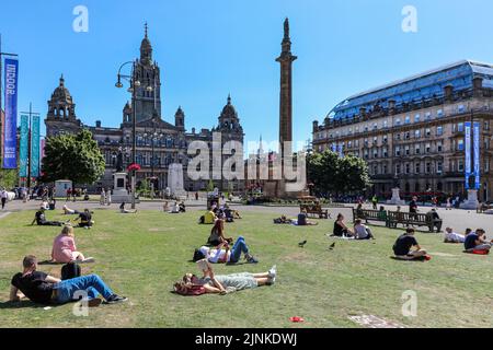 Glasgow, Großbritannien. 12. August 2022. Während die Temperaturen im Sommer 30c Arbeiter erreichen, fahren Touristen und Einheimische zum George Square, zu Bars und Restaurants im Freien, um die Sonne zu genießen und sich zu entspannen. Kredit: Findlay/Alamy Live Nachrichten Stockfoto