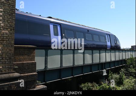 Hochgeschwindigkeitszug über die River Medway von Strood nach Rochester in Kent am 12. August 2022. Stockfoto