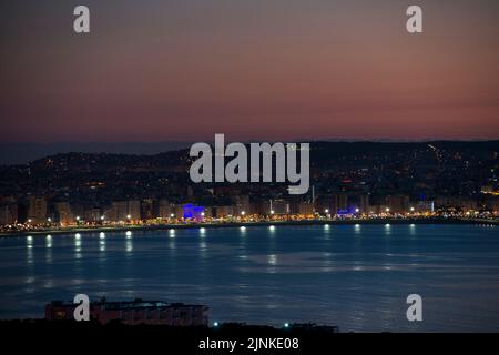 Blick über die Skyline bei Nacht Tanger, Marokko Stockfoto