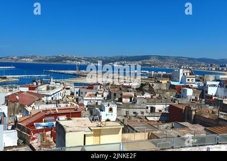 Marokko, Tanger, Port, von Medina Bab el Marsa Tor, Panoramaaussicht auf den Hafen Stockfoto