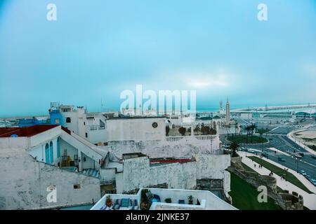 Panoramablick auf die Stadt von der alten Festung mit Blick auf Hafen und Küste Struktur in Tanger. Marokko Stockfoto