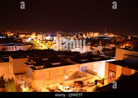 Panoramablick auf die Stadt Tanger bei Nacht, Marokko Stockfoto