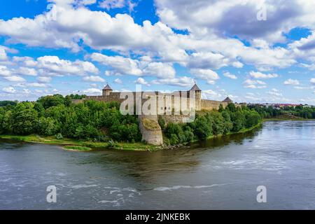 Luftaufnahme des Schlosses neben der Mündung des Flusses neben der Grenze. Narva, Estland. Stockfoto