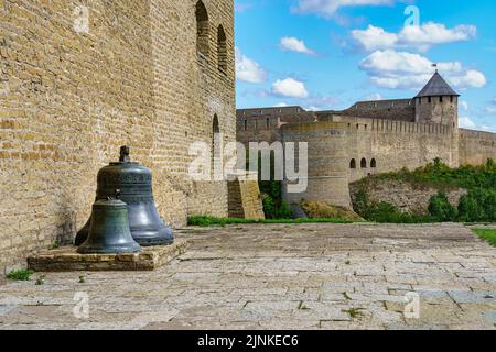 Riesige Glocken neben der Mauer der Burg Narva in Estland. Stockfoto