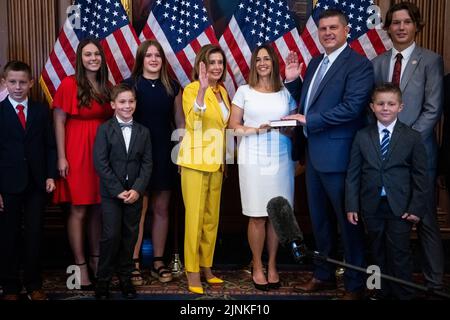 Washington, USA. 12. August 2022. Die Sprecherin des Repräsentantenhauses, Nancy Pelosi (D-CA), posiert während einer feierlichen Vereidigung für den designierten Kongressabgeordneten Brad Finstad (R-MN), dritter Rechte, am Freitag, den 12. August, im US-Kapitol in Washington, DC, 2022. Heute kehrte das Repräsentantenhaus aus der Augustpause zurück, um über das Inflationsreduktionsgesetz abzustimmen, ein $739-Milliarden-Steuer- und Energiegesetz, das mit demokratischen Prioritäten gefüllt war und das der Senat letzte Woche ohne republikanische Unterstützung verabschiedete. (Graeme Sloan/Sipa USA) Quelle: SIPA USA/Alamy Live News Stockfoto