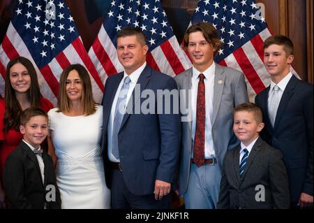 Washington, USA. 12. August 2022. Der gewählte Kongressabgeordnete Brad Finstad (R-MN), Mitte, posiert mit der Familie für ein Foto, nachdem er am Freitag, den 12. August, im US-Kapitol in Washington, DC, mit der Sprecherin des Repräsentantenhauses, Nancy Pelosi (D-CA), 2022. Heute kehrte das Repräsentantenhaus aus der Augustpause zurück, um über das Inflationsreduktionsgesetz abzustimmen, ein $739-Milliarden-Steuer- und Energiegesetz, das mit demokratischen Prioritäten gefüllt war und das der Senat letzte Woche ohne republikanische Unterstützung verabschiedete. (Graeme Sloan/Sipa USA) Quelle: SIPA USA/Alamy Live News Stockfoto