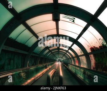 Ein Tunnel mit Graffitti vom Nordbahnhof (Gara de Nord) in Bukarest Stockfoto