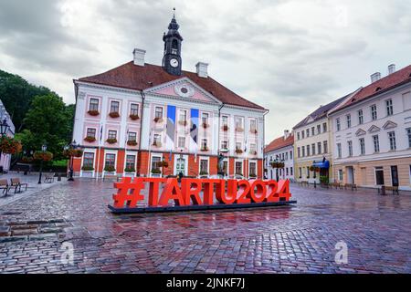 Hauptplatz und Rathaus der Stadt Tartu in Estland. Stockfoto