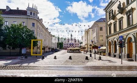 Hauptplatz der Stadt Tartu an einem bewölkten Tag mit Regen. Stockfoto