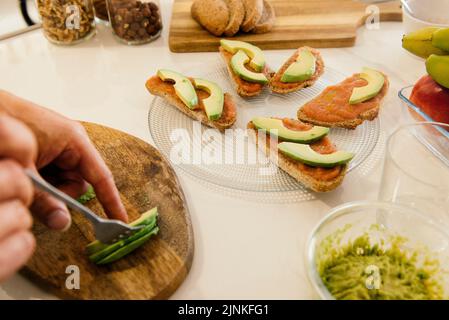 Gesunde Ernährung, Vorbereitung, Snack, Avocado, gesund, Gesunde Lebensmittel, fettarm, Zubereitungen, Snacks, Avocados Stockfoto