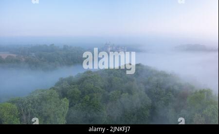 France, Oise, Picardie, Pierrefonds, Pierrefonds Castle in the Mist at Sunrise (Luftaufnahme) // France, Oise (60), Picardie, Pierrefonds, le château d Stockfoto