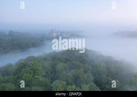 France, Oise, Picardie, Pierrefonds, Pierrefonds Castle in the Mist at Sunrise (Luftaufnahme) // France, Oise (60), Picardie, Pierrefonds, le château d Stockfoto