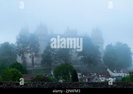 France, Oise, Picardie, Pierrefonds, Pierrefonds Castle in the Mist at Sunrise // France, Oise (60), Picardie, Pierrefonds, le château de Pierrefonds Stockfoto