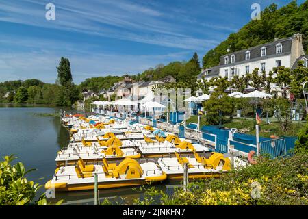 Frankreich, Oise, Picardie, Pierrefonds, Pierrefonds See mit Kaffeeterrasse und Tretbootverleih // Frankreich, Oise (60), Picardie, Pierrefonds, lac de P Stockfoto