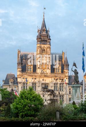 Frankreich, Oise, Picardie, Compiegne, Rathaus, Im Vordergrund eine Statue der Jeanne d'Arc von Frédéric-Étienne Leroux // France, Oise (60), Picardie, Com Stockfoto