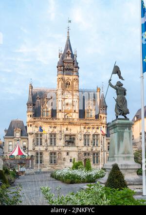 Frankreich, Oise, Picardie, Compiegne, Rathaus, Im Vordergrund eine Statue der Jeanne d'Arc von Frédéric-Étienne Leroux // France, Oise (60), Picardie, Com Stockfoto