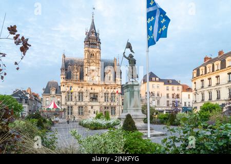 Frankreich, Oise, Picardie, Compiegne, Rathaus, Im Vordergrund eine Statue der Jeanne d'Arc von Frédéric-Étienne Leroux // France, Oise (60), Picardie, Com Stockfoto