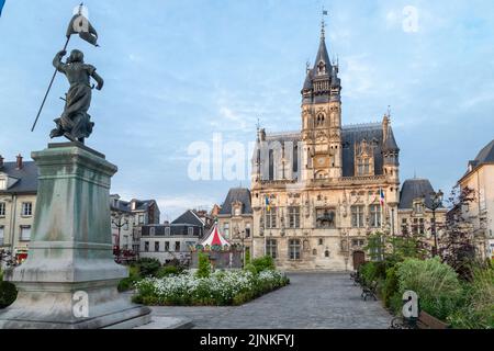 Frankreich, Oise, Picardie, Compiegne, Rathaus, Im Vordergrund eine Statue der Jeanne d'Arc von Frédéric-Étienne Leroux // France, Oise (60), Picardie, Com Stockfoto