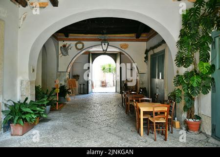 Eingangsbogen eines alten Palastes in Sant'Agata de 'Goti, einem mittelalterlichen Dorf in der Provinz Benevento in Kampanien. Stockfoto