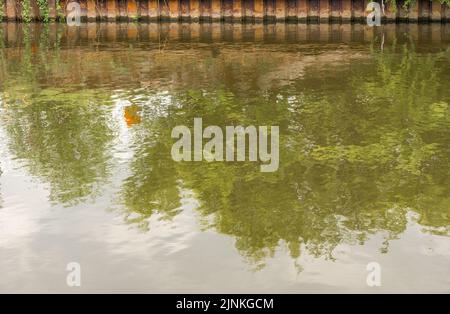 Reflections in the River Weaver at Anderton Boat Lift, Anderton, Kiches, uk Stockfoto