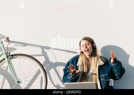 Junge Frau, Pause, mit Gesang, Musik hören, Mädchen, Mädchen, Frau, junge Frauen, Pausen, Rest, Ausruhen, Musik hören Stockfoto