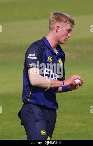 Chester le Street, Großbritannien. 12. August 2022. Oliver Gibson beim Bowling für Durham Cricket gegen Gloucestershire CCC im Royal London One Day Cup im Seat Unique Riverside. Quelle: Colin Edwards/Alamy Live News Stockfoto