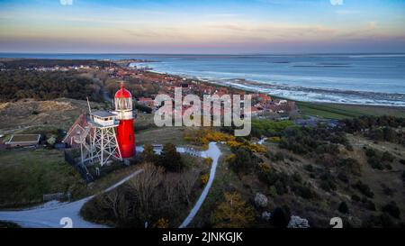 Eine schöne Aussicht auf einen Leuchtturm über einem kleinen Dorf in der Nähe der Küste in Vlieland Stockfoto