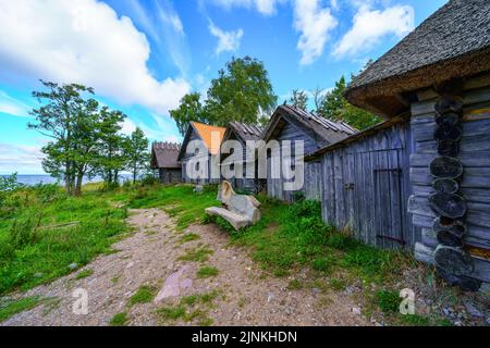 Alte Holzhütten in einem Fischerdorf am Meer. Estland. Stockfoto