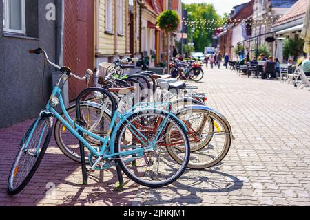 Retro-Fahrräder für den Transport in der Stadt geparkt. Stockfoto