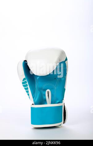 Einzelner blauer Boxhandschuh isoliert auf weißem Hintergrund Stockfoto