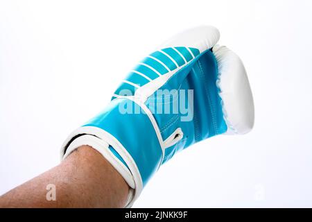 Mans Hand trägt einen blauen Boxhandschuh Stockfoto
