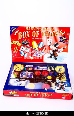 Marvins Magic Box of Tricks-Zaubershow in einer Box isoliert auf weißem Hintergrund Stockfoto