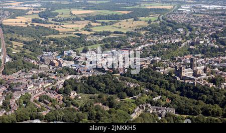 Luftaufnahme der Skyline von Durham aus dem Südwesten mit der Bahnlinie auf der linken Seite und Durham Castle & Cathedral auf der rechten Seite Stockfoto