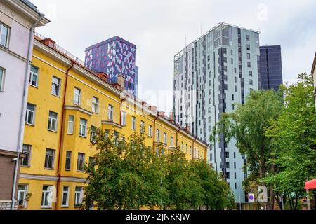 Moderne Hochhäuser neben alten Wohngebäuden. Tallinn Estland. Stockfoto