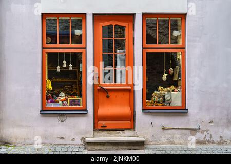 Fassade mit Holztür und Fenstern und altem Vintage-Look. Stockfoto