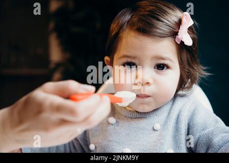 Kleinkind, Mädchen, Fütterung, Brei, Baby, Säuglinge, Kleinkinder, Mädchen, Futter, Fütterungen, Mash Stockfoto
