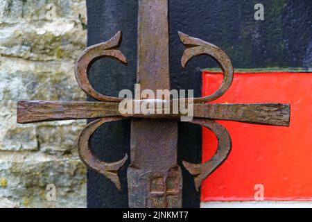 Detail eines sehr alten Metallschwertes, das im Mittelalter geschmiedet wurde. Stockfoto