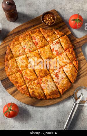 Hausgemachte Tavern Style Käse Pizza Ready to Eat Stockfoto
