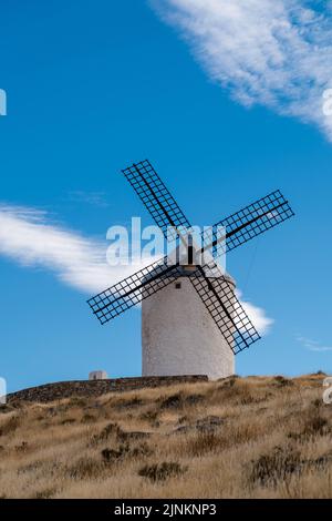 Wunderschöne Windmühle auf einem Hügel in der Nähe der Stadt Consuegra in Castilla-La Mancha - Spanien isoliert. Wolkiger Tag. Riesen Land und die Geschichte von Don Quixote Stockfoto