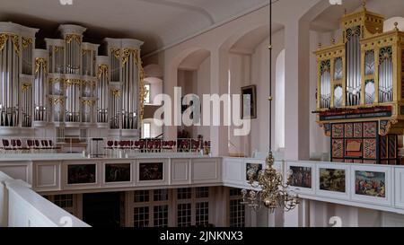 Das Innere der Hofkirche (Neustädter Hof- und Stadtkirche St. Johannis) mit der Thomas-Orgel (links) und der spanischen Orgel (rechts) in Hannover Stockfoto