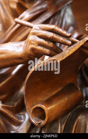 Saint-Jean, Assis, écrit : et le verbe s'est fait Stuhl. 1899. Sculpteur : Ernest Guilbert. Eglise Saint-Clodoald. Saint-Cloud. Ile-de-France. Frankreich. Stockfoto