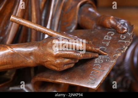 Saint-Jean, Assis, écrit : et le verbe s'est fait Stuhl. 1899. Sculpteur : Ernest Guilbert. Eglise Saint-Clodoald. Saint-Cloud. Ile-de-France. Frankreich. Stockfoto