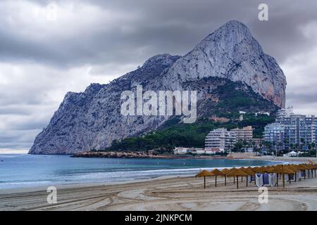Großer Berg am Meer in der Stadt Calpe in Alicante. Stockfoto