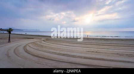 Toller Strand mit goldenem Sand im Spätsommeruntergang. Stockfoto
