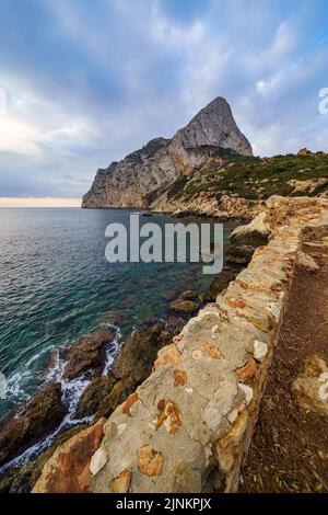Sonnenaufgang auf dem großen Berg am Meer und Aussichtspunkt auf der Klippe. Stockfoto